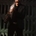 Músico saxofonista Jimmy Sax tocando el saxofón tenor en un evento nocturno.